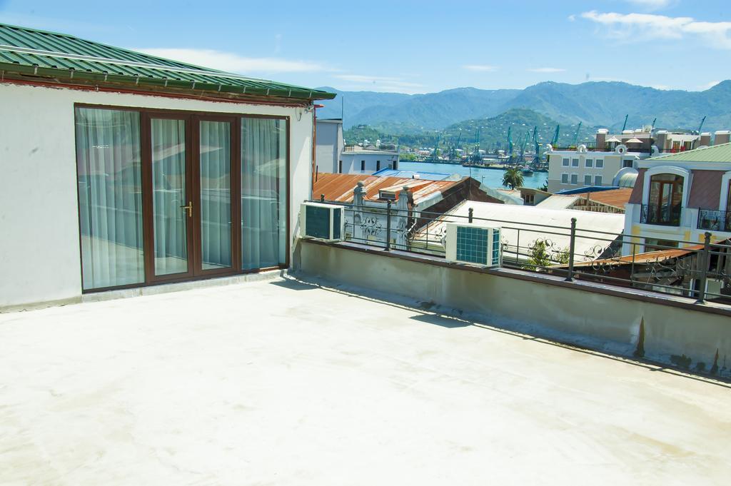 Guest House Gantiadi バトゥーミ エクステリア 写真